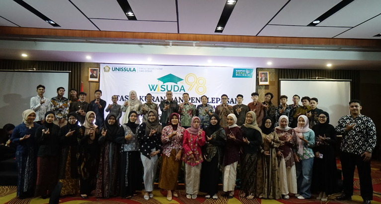 S1 Manajemen UNISSULA Ikuti Tasyakuran dan Pelepasan Wisudawan FEB